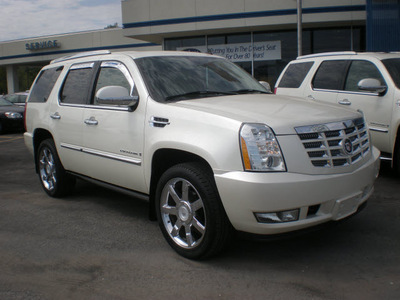 cadillac escalade 2007 white suv gasoline 8 cylinders all whee drive automatic 13502