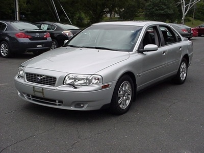 volvo s80 2005 silver sedan 2 5t gasoline 5 cylinders all whee drive automatic 06019