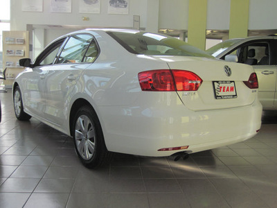 volkswagen jetta 2011 white sedan se pzev gasoline 5 cylinders 6 speed automatic 46410