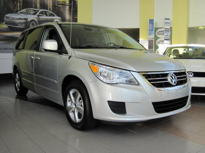 volkswagen routan 2011 silver van se gasoline 6 cylinders front wheel drive 6 speed automatic 46410