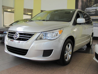 volkswagen routan 2011 silver van se gasoline 6 cylinders front wheel drive 6 speed automatic 46410