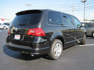 volkswagen routan 2011 black van se gasoline 6 cylinders front wheel drive 6 speed automatic 46410