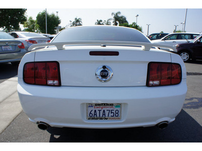 ford mustang 2007 white coupe gt gasoline 8 cylinders rear wheel drive 91761
