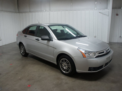 ford focus 2010 silver sedan se gasoline 4 cylinders front wheel drive automatic 76108