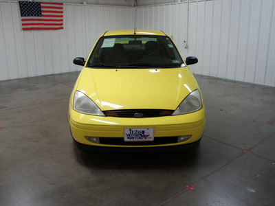 ford focus 2001 yellow sedan se gasoline 4 cylinders front wheel drive 5 speed manual 76108