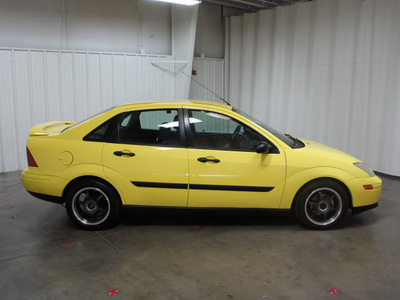 ford focus 2001 yellow sedan se gasoline 4 cylinders front wheel drive 5 speed manual 76108
