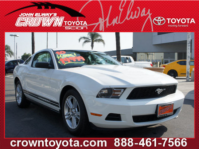 ford mustang 2010 white coupe v6 gasoline 6 cylinders rear wheel drive automatic 91761