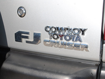 toyota fj cruiser 2007 silver suv gasoline 6 cylinders rear wheel drive automatic 75228