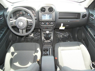 jeep patriot 2011 bright white suv latitude gasoline 4 cylinders 4 wheel drive 5 speed manual 81212