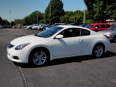 nissan altima 2010 white coupe 2 5 s gasoline 4 cylinders front wheel drive automatic 55124