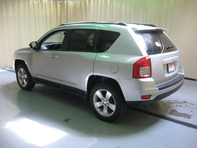 jeep compass 2011 silver suv latitude gasoline 4 cylinders 2 wheel drive automatic 44883