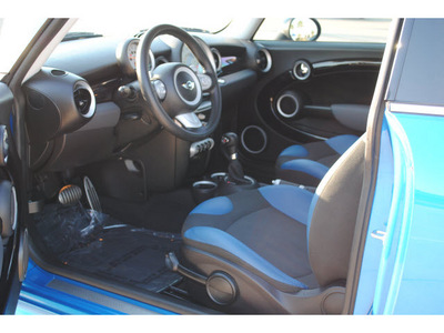 mini cooper 2009 blue hatchback s gasoline 4 cylinders front wheel drive autostick 77065
