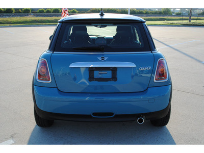 mini cooper 2009 lt  blue hatchback gasoline 4 cylinders front wheel drive 6 speed manual 77065