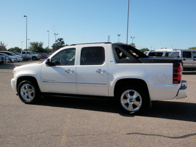 chevrolet avalanche 2010 white pickup truck crew cab ltz navi awd flex fuel 8 cylinders 4 wheel drive automatic 56001