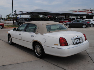 lincoln town car 1999 white sedan gasoline v8 rear wheel drive automatic with overdrive 76087