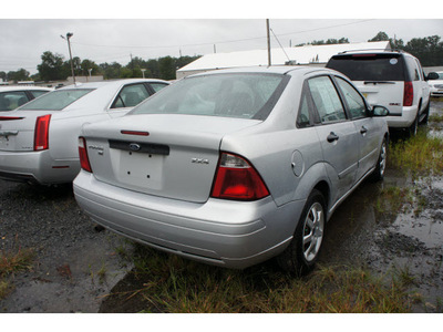 ford focus 2005 silver sedan zx4 s gasoline 4 cylinders front wheel drive automatic with overdrive 08902