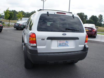 ford escape 2005 silver suv xlt gasoline 6 cylinders all whee drive automatic with overdrive 98371