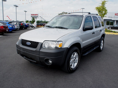 ford escape 2005 silver suv xlt gasoline 6 cylinders all whee drive automatic with overdrive 98371