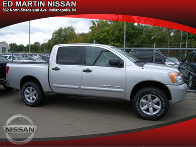 nissan titan 2011 silver gasoline 8 cylinders 4 wheel drive automatic 46219