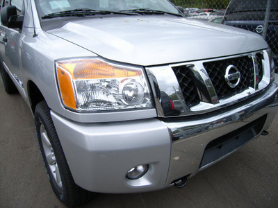 nissan titan 2011 silver gasoline 8 cylinders 4 wheel drive automatic 46219
