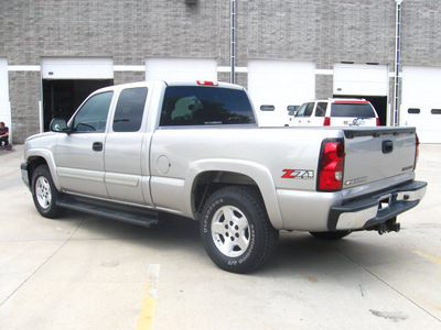 chevrolet silverado 1500 2005 silver z71 gasoline 8 cylinders 4 wheel drive automatic 80301