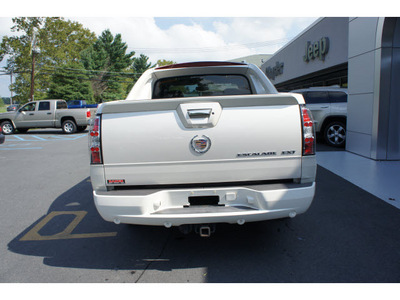 cadillac escalade ext 2004 white suv gasoline 8 cylinders all whee drive automatic with overdrive 08844