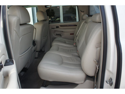 cadillac escalade ext 2004 white suv gasoline 8 cylinders all whee drive automatic with overdrive 08844