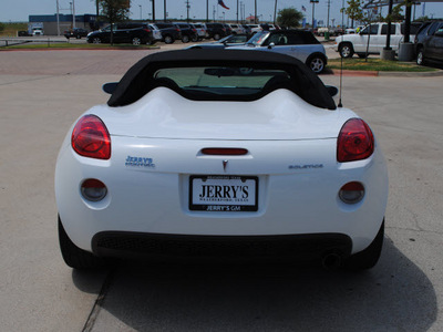 pontiac solstice 2006 white gasoline 4 cylinders rear wheel drive 5 speed manual 76087