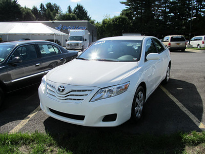 toyota camry 2011 white sedan gasoline 4 cylinders front wheel drive automatic 13502