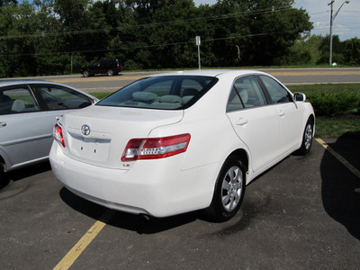 toyota camry 2011 white sedan gasoline 4 cylinders front wheel drive automatic 13502