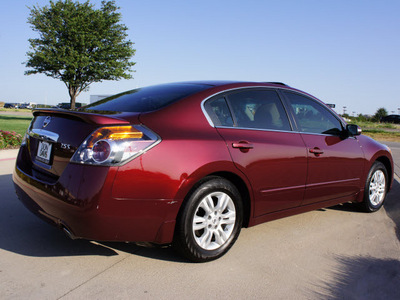 nissan altima 2010 dk  red sedan 2 5 s gasoline 4 cylinders front wheel drive automatic 76018
