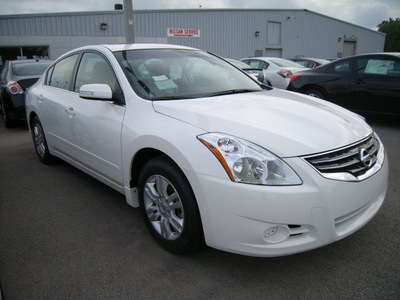 nissan altima 2012 white sedan gasoline 4 cylinders front wheel drive not specified 46219