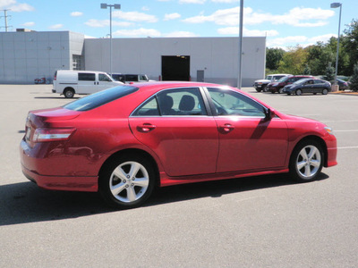 toyota camry 2011 red sedan se gasoline 4 cylinders front wheel drive automatic 56001