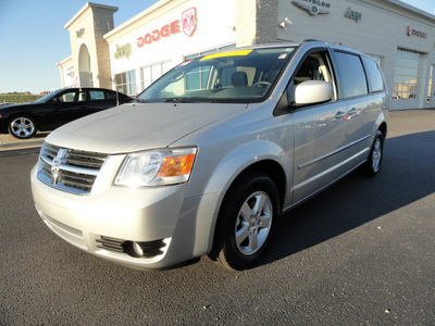 dodge grand caravan 2010 silver van sxt gasoline 6 cylinders front wheel drive 6 speed automatic 60915