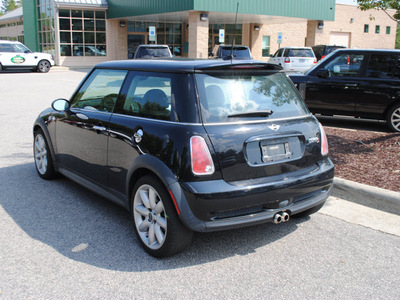 mini cooper 2005 black hatchback s gasoline 4 cylinders front wheel drive shiftable automatic 27511