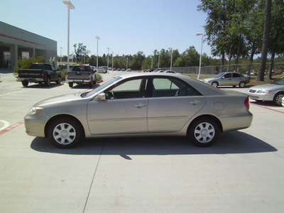 toyota camry 2004 tan sedan le gasoline 4 cylinders front wheel drive 75503