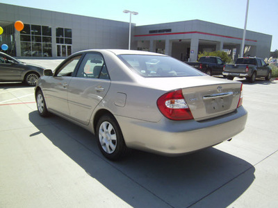 toyota camry 2004 tan sedan le gasoline 4 cylinders front wheel drive 75503