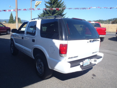 chevrolet blazer 2003 white suv gasoline 6 cylinders 4 wheel drive automatic 98674