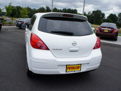 nissan versa 2011 white hatchback gasoline 4 cylinders front wheel drive 6 speed manual 98371