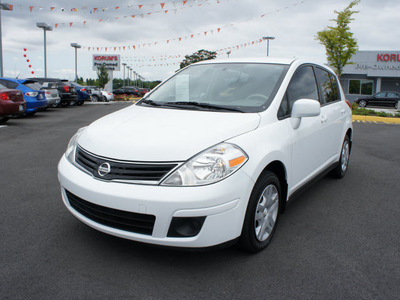 nissan versa 2011 white hatchback gasoline 4 cylinders front wheel drive 6 speed manual 98371