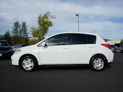 nissan versa 2011 white hatchback gasoline 4 cylinders front wheel drive 6 speed manual 98371