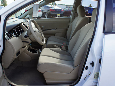 nissan versa 2011 white hatchback gasoline 4 cylinders front wheel drive 6 speed manual 98371