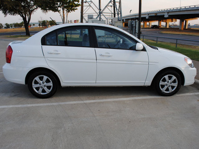 hyundai accent 2010 white sedan gls gasoline 4 cylinders front wheel drive automatic 75228