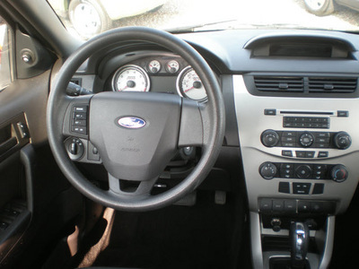 ford focus 2009 silver sedan se gasoline 4 cylinders front wheel drive automatic with overdrive 13212