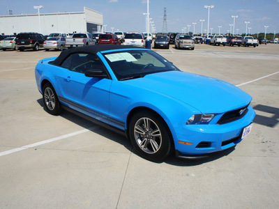 ford mustang 2011 lt  blue v6 gasoline 6 cylinders rear wheel drive automatic 76108