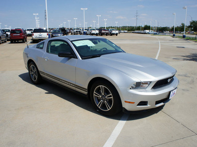 ford mustang 2011 silver coupe premium gasoline 6 cylinders rear wheel drive automatic 76108