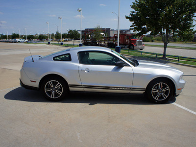 ford mustang 2011 silver coupe premium gasoline 6 cylinders rear wheel drive automatic 76108