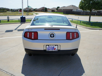 ford mustang 2011 silver coupe premium gasoline 6 cylinders rear wheel drive automatic 76108