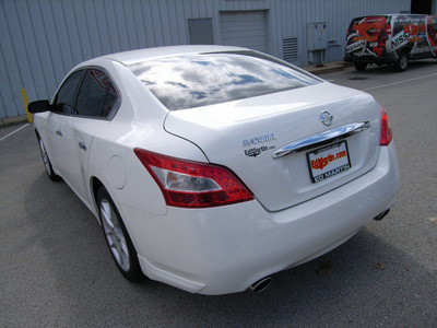 nissan maxima 2011 white sedan gasoline 6 cylinders front wheel drive automatic 46219
