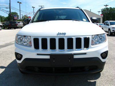 jeep compass 2011 white suv latitude gasoline 4 cylinders 2 wheel drive automatic 45840